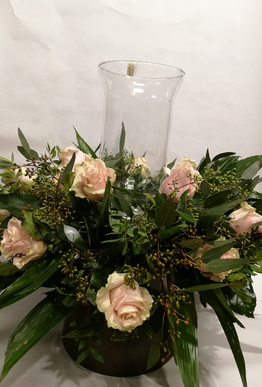 centre urna roses blanques